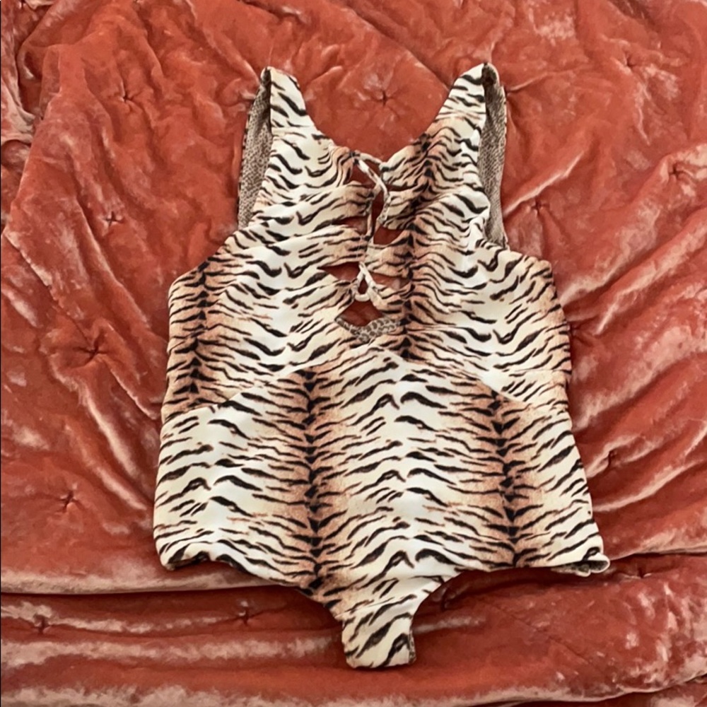 Acacia Makua suit size medium